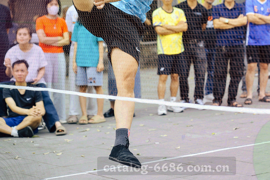 深色战术板线条、圆形标记与横向筛选轨迹构成的图形化组合